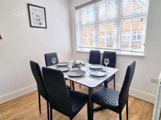 Basildon Premium Crew Stay 4 BR, Sleeps 8, Parking - 1