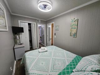 BEACHSIDE CONDO-WATER AND POOL VIEW Top Floor - 4