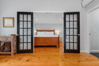 Romantic cottage close to ocean & bay, & trails! - 8