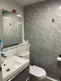 Top flat near town, with its own private parking - 8