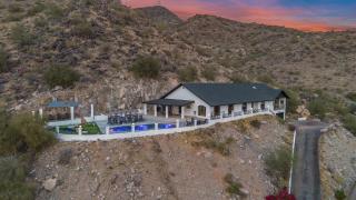 Built Into A Mountain - Heated Pool & Sports Lounge - 9