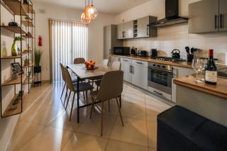 Stylish 3BR apartment - Sleeps 6 - 10 minutes walk to Malta International Airport - 3