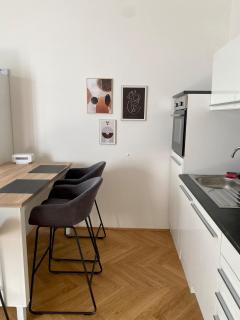 Lovely Apt with Private Garden and AC in Prime Location - 4