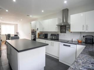 Large 4 bedroom detached with 3 bathrooms - 7