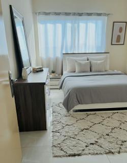 Modern Queen Room, Dubai City View, Private & Peaceful, 8 Mints Walk To Dubai - 0