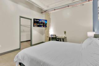 Downtown I King Beds I Free Parking I Gym I Pool - 5