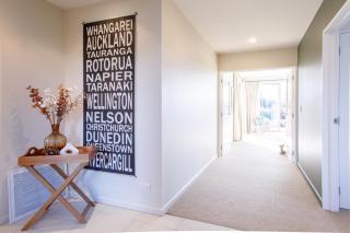 Large Modern Sunny 4 bedroom Home with mountain views & games room - 6