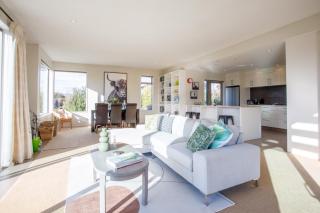 Large Modern Sunny 4 bedroom Home with mountain views & games room - 3