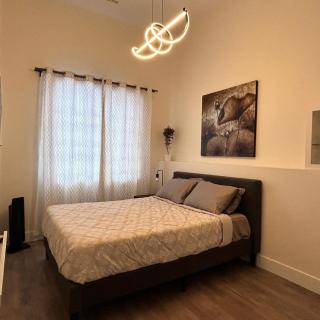 Spacious Family Suite with private Kitchenette and Laundry - 3