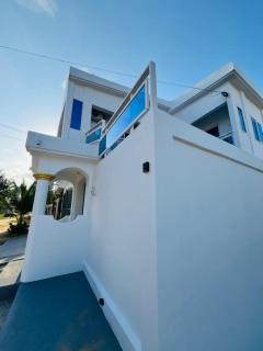 Luxury Beachside Villa 4BR WiFi Free Parking - 2
