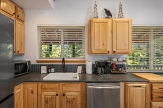 Raven Haven Lodge by NW Comfy Cabins - 2