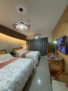 Twin Bed 1BR w Balcony with WiFi Netflix at Shore2 T1 near MOA and NAIA Airport - 0