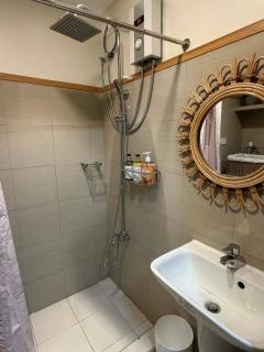 Twin Bed 1BR w Balcony with WiFi Netflix at Shore2 T1 near MOA and NAIA Airport - 4