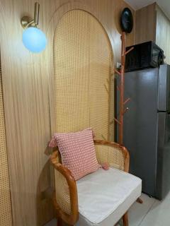 Twin Bed 1BR w Balcony with WiFi Netflix at Shore2 T1 near MOA and NAIA Airport - 3