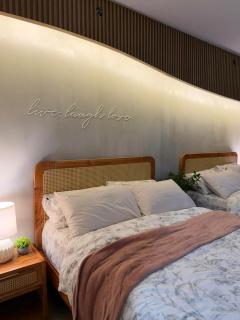 Twin Bed 1BR w Balcony with WiFi Netflix at Shore2 T1 near MOA and NAIA Airport - 1
