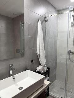 Luxury 1BR CFC with Pool, Balcony & City View - 4
