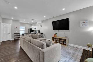 Modern 2BR Apt, Pets + Laundry, Near Univ & Mosaic - 0