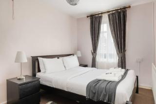 New! Inviting 1BR Flat by Richmond Park with Parking - 9