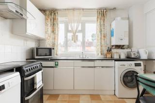 New! Inviting 1BR Flat by Richmond Park with Parking - 3