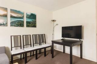 New! Inviting 1BR Flat by Richmond Park with Parking - 5