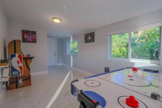 4 Bedroom Villa Pool Game Room By Beach & Hard Rock - 2