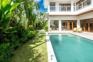 Villa Laurenda - Stunning Luxury Villa with Air-Conditioned Living Area Near Nuanu and Luna Beach Club - 1