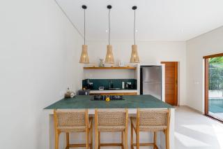 Villa Laurenda - Stunning Luxury Villa with Air-Conditioned Living Area Near Nuanu and Luna Beach Club - 7
