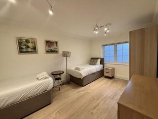 Ascot Spacious 4 Bedroom Home with Driveway - 9