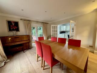 Ascot Spacious 4 Bedroom Home with Driveway - 2