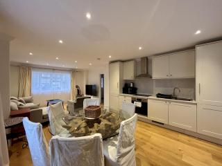 Ascot Stylish 3 Bedroom House with Driveway - 5