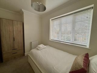 Ascot Stylish 3 Bedroom House with Driveway - 1