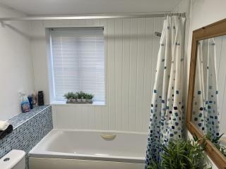 2 Bed Apt with free parking on driveway and free Wi-Fi - 3