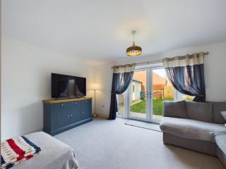 Westbury Getaway - Large 3 Bedroom House - 0