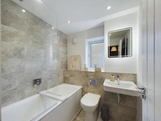 Westbury Getaway - Large 3 Bedroom House - 1
