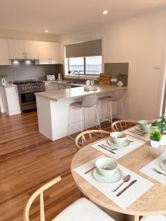 Newly renod, 2living, 3bath, big decks, bbq, pets - 7
