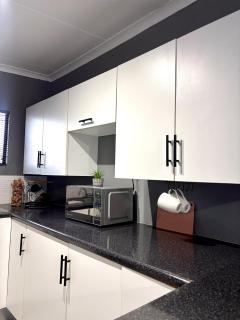 Immaculate' Guest Suite - 7