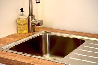 5 Guests - 2 Bedrooms - Free Parking - 1min Beach - 8