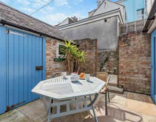 Clareston Cove - a lovely 3 bed cottage with sauna in Tenby town centre - 8