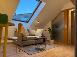 Zentrale, designer Maisonette Wohnung, 2 Schlafzimmer, Galerie und Wohnzimmer mit Schlafsofa, kinderfreundlich, Smart TV - 1