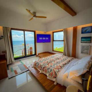 Aqua Horizon Beachside Art & Studio Condominium - 2