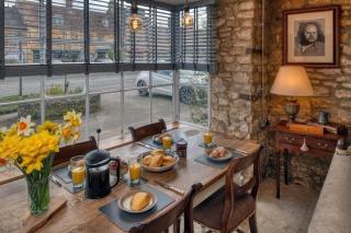 The Little Window Classic Cotswolds Cottage - 8