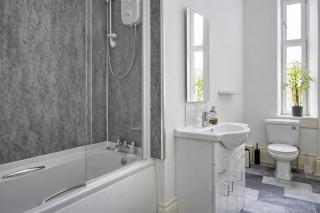 Group Stay 4BR Sleeps 11 Spacious with Parking - 5