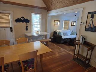 Exquisite 1-Bedroom House On North Church Ave - 1