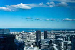 Skyline Executive 2BR Suite Level 66 Corporate-Ready Next to Ritz - Melbourne - 9