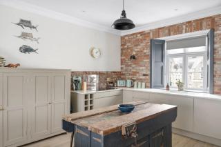 Stylish Apartment with Parking Central Ilfracombe - 2