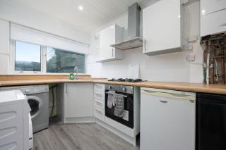 2BR Sleeps 6 with Parking Near Linlithgow Palace - 5
