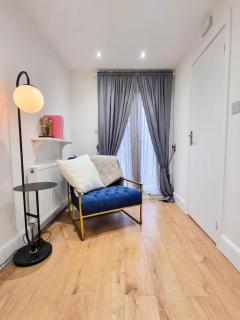 Modern two bedroom flat with private garden - 3