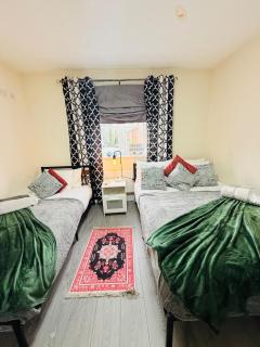 4BD Spacious detached House in Birmingham suitable for Contractors and family's with free parking on private drive sleeps 9 - 8