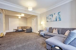 Spacious 5-Bed Home, Perfect for Families & Contractors - 2