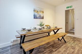 Spacious 5-Bed Home, Perfect for Families & Contractors - 3